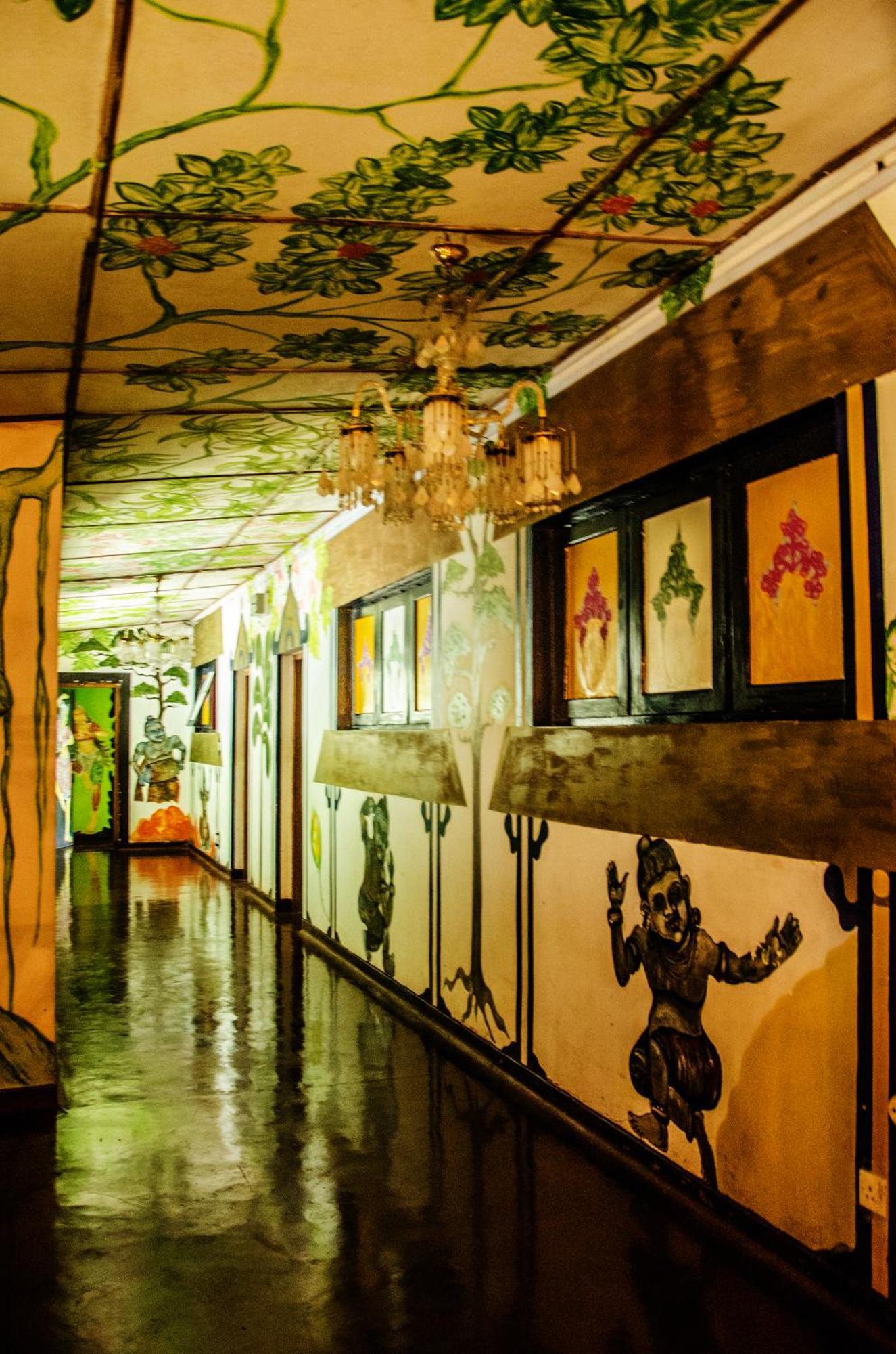 Helgasfolly Anti Hotel Residence Канди Екстериор снимка