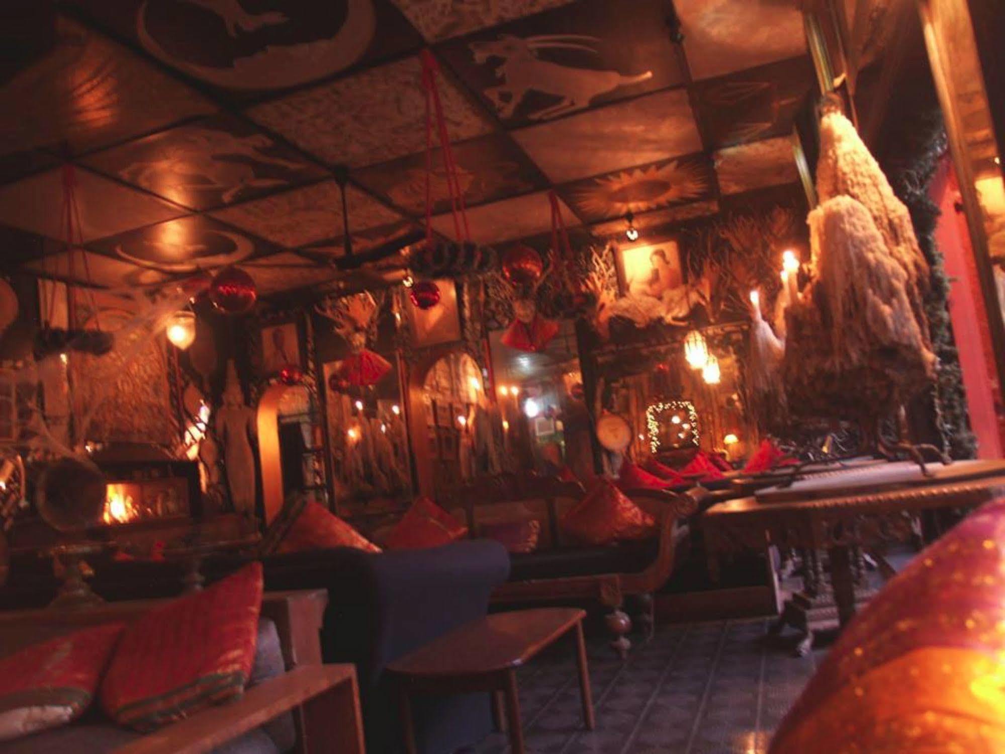 Helgasfolly Anti Hotel Residence Канди Екстериор снимка
