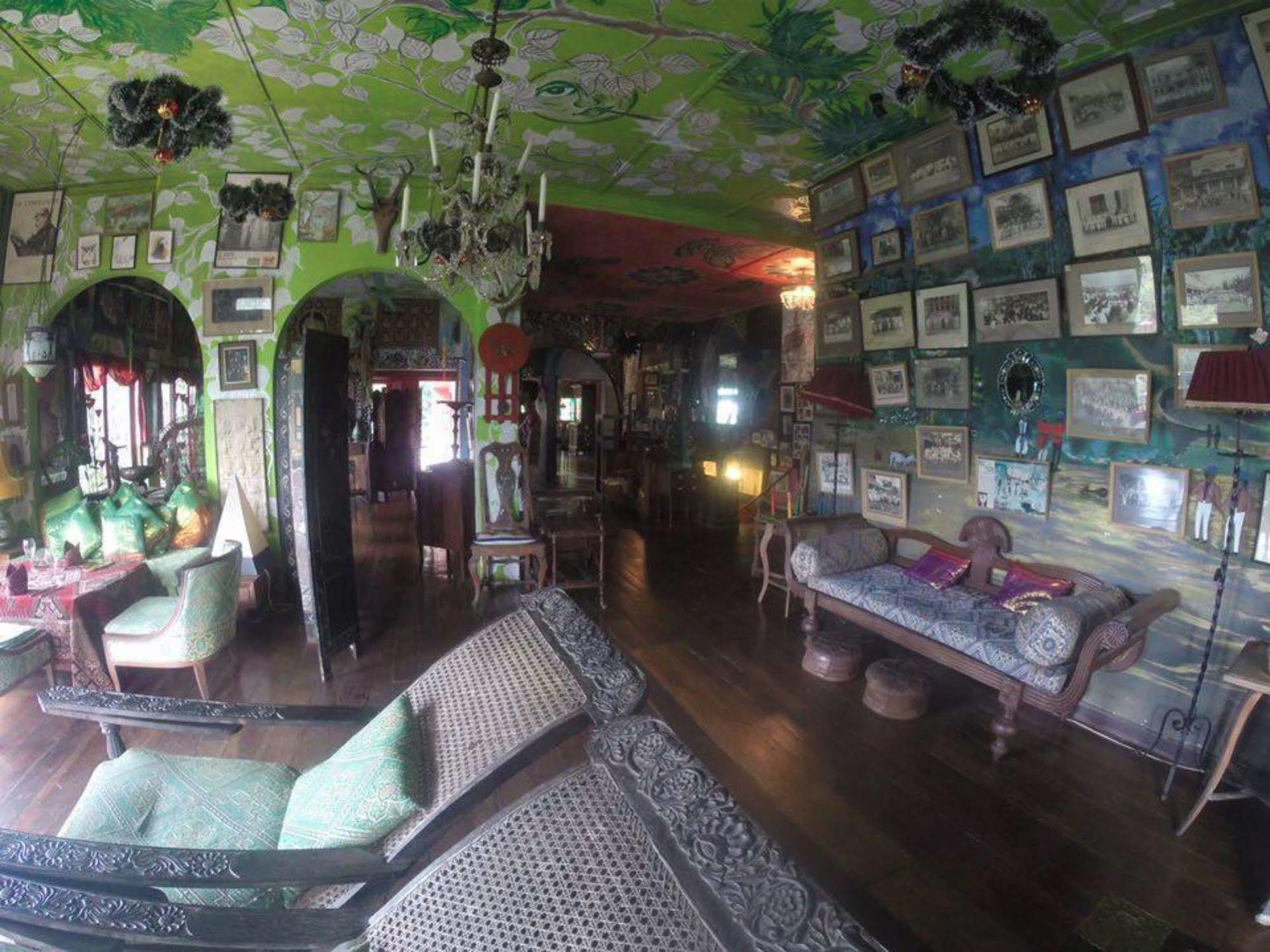 Helgasfolly Anti Hotel Residence Канди Екстериор снимка